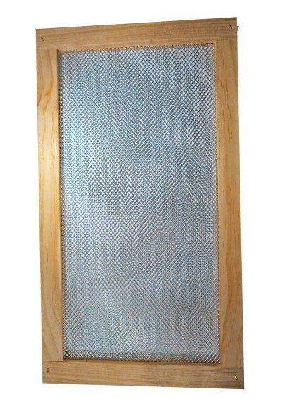 Painel retangular com moldura de madeira e malha metálica em padrão de losangos