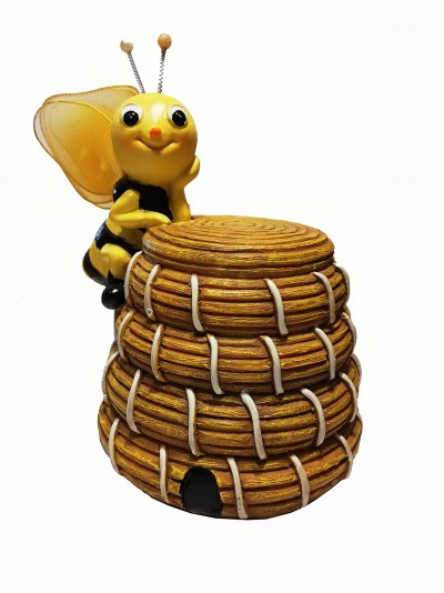 Figura decorativa de abelha sobre colmeia