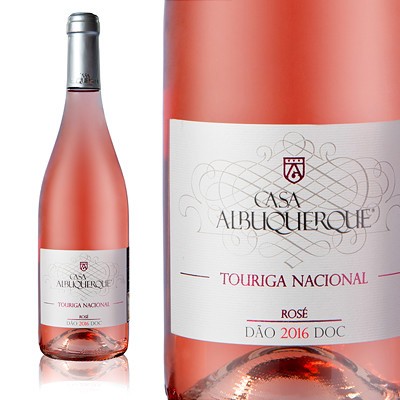 Garrafa de vinho rosé Casa Albuquerque Touriga Nacional 2016 com rótulo branco e cápsula prateada