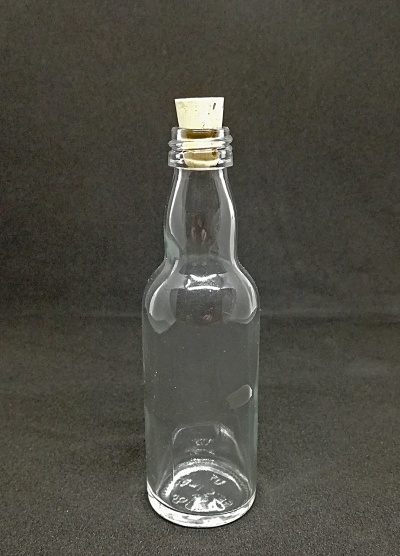 Garrafa de vidro transparente com tampa de cortiça