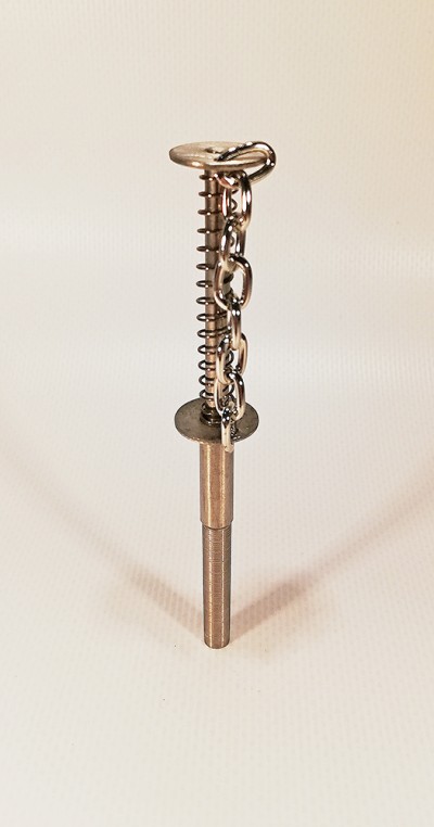 Parafuso metálico prateado com corrente em fundo claro