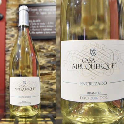 Garrafa de vinho branco Casa Albuquerque com rótulo detalhado e tampa prata