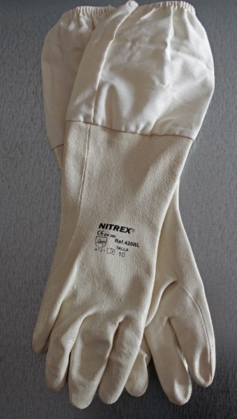 Par de luvas protectoras creme com punhos compridos elásticos e texto NITREX TALLA 10