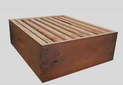 Caixa de madeira quadrada com tampa de ripas paralelas