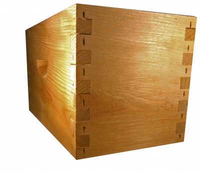 Caixa de madeira natural com união encaixada