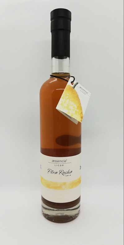 Garrafa de licor com etiqueta Pêra Rocha 2021 e tampa preta