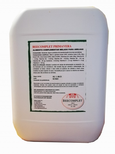 Recipiente branco com etiqueta verde e branca de alimento para abelhas