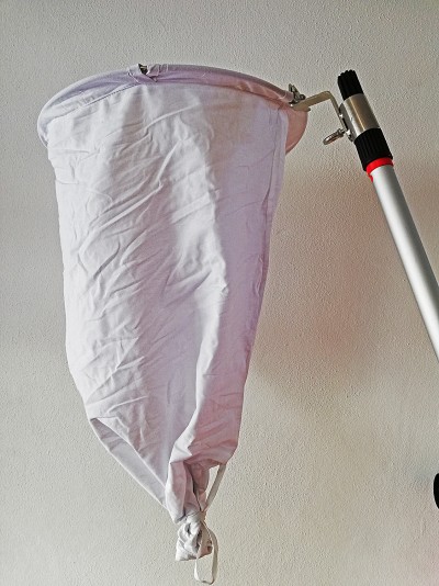 Rede de insetos branca com estrutura metálica e cabo ajustável