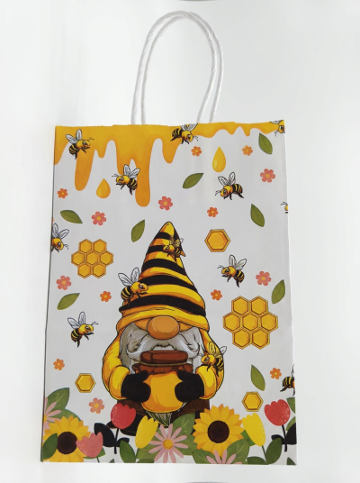 Sacola de papel colorida com desenho de gnomo e abelhas