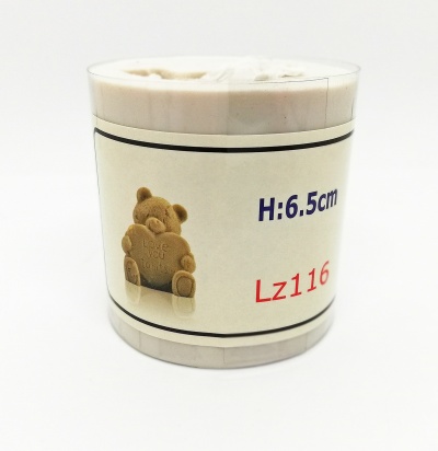 Carimbo de borracha branco com imagem de ursinho e texto H: 6.5 cm Lz116 numa etiqueta.