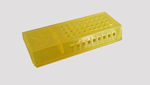 Caixa retangular amarela translúcida de plástico com aberturas quadradas