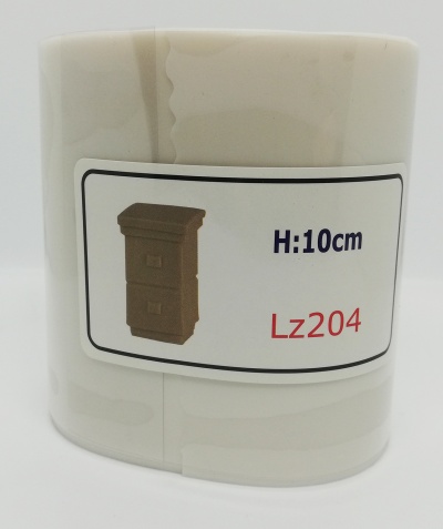 Rolo de etiquetas adesivas com desenho de móvel castanho e texto em etiqueta