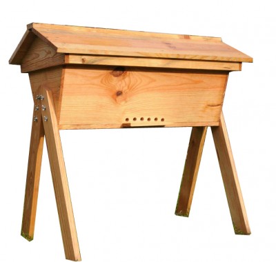 Colmeia de abelhas em madeira clara com pernas inclinadas e telhado duplo