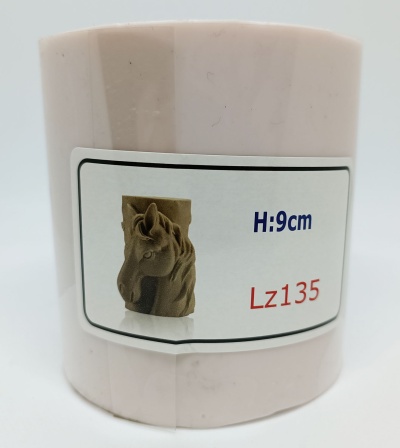 Cilindro creme com etiqueta com imagem de cabeça de cavalo e texto H:9cm Lz135