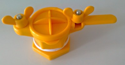 Ferramenta manual de plástico amarelo com alças e parafusos