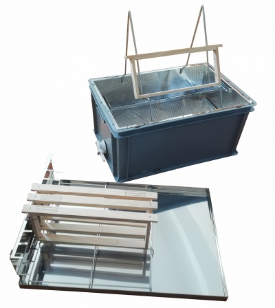 Caixa de apicultura azul com armações em madeira e bandeja metálica prateada