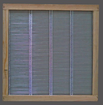 Grelha metálica cinza com estrutura de madeira clara