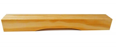 Caixa de madeira longa e clara com padrão natural