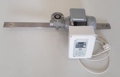 Motor elétrico cinzento com comando ABB em barra metálica sobre fundo branco