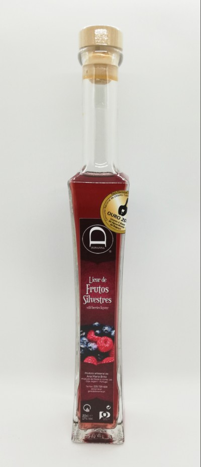 Garrafa de licor de frutos silvestres com rótulo bordô e selo dourado