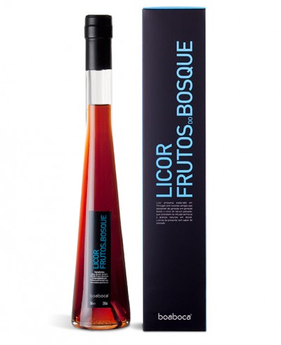 Garrafa de licor escuro com caixa preta ao lado