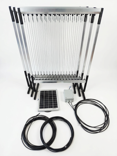 Conjunto de barras metálicas com painel solar e cabos pretos