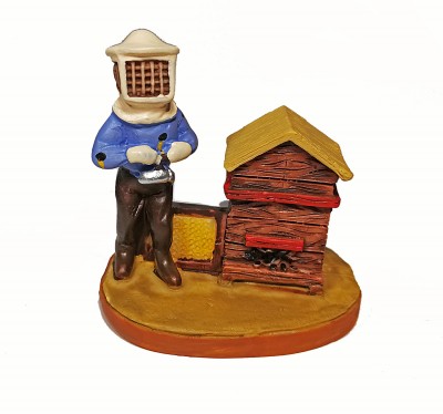 Estatueta de apicultor e colmeia em resina com cores azul, castanho e amarelo