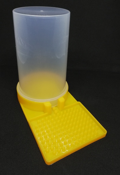 Dispensador amarelo e branco para alimentos de animais com reservatório translúcido