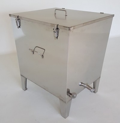 Caixa metálica quadrada em aço inoxidável com torneira e pega