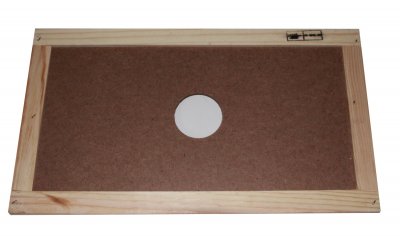 Painel retangular com moldura de madeira clara e orifício circular no centro