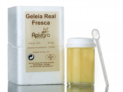 frasco de geleia real amarela clara com colher conta-gotas e embalagem em isopor branca com etiqueta