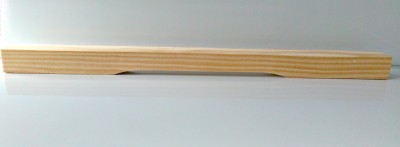 Régua em madeira clara com textura natural em superfície branca vista de lado