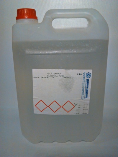 Recipiente plástico translúcido com tampa vermelha e etiqueta de glicerina pura.