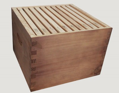 caixa de madeira com varões numerados no topo