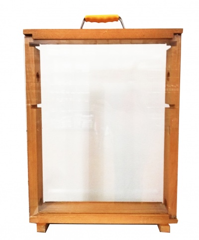 Estrutura de madeira com painéis transparentes e alça amarela no topo