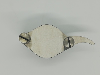 Peça metálica oval com parafusos e extensão curva sobre fundo branco