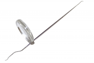 Ferramenta dentária metálica com lente de aumento numa extremidade