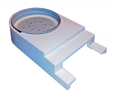 Dispositivo plástico branco com parte circular perfurada e estrutura retangular