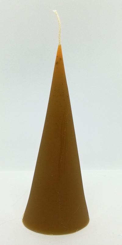 Vela cónica castanha sobre superfície branca