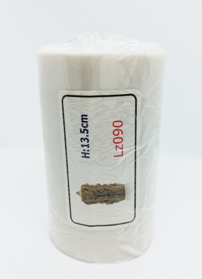 Vela branca cilíndrica com etiqueta e plástico transparente