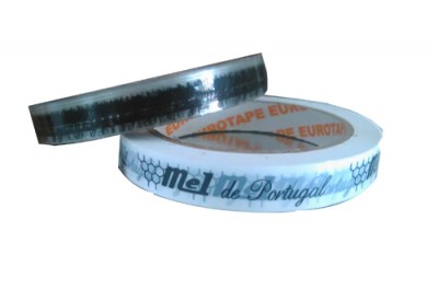 Duas fitas adesivas, uma transparente com impressão preta e outra branca com padrão hexagonal e texto azul.