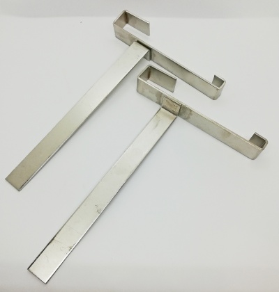 Duas barras metálicas prateadas com gancho em cada extremidade