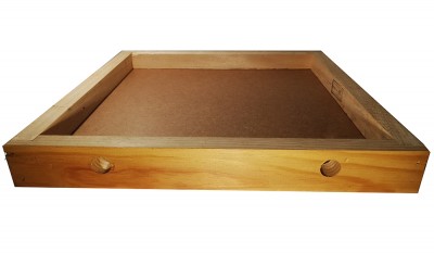 Estrutura quadrada de madeira com base em MDF e duas aberturas circulares