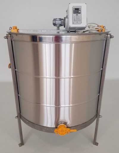 Tanque metálico cilíndrico com motor e painel de controlo no topo