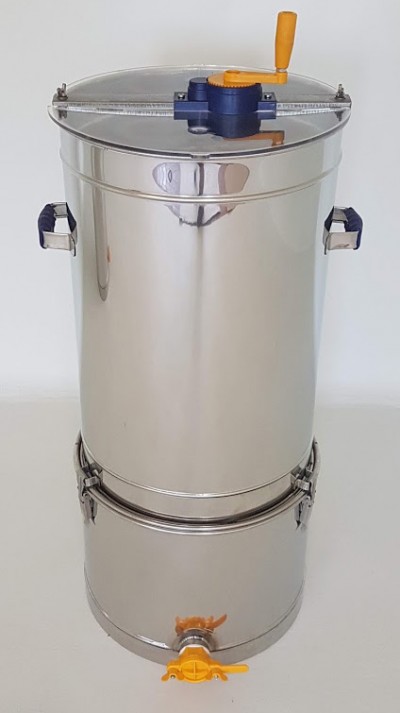 Recipiente metálico prateado com manivela amarela e torneira amarela