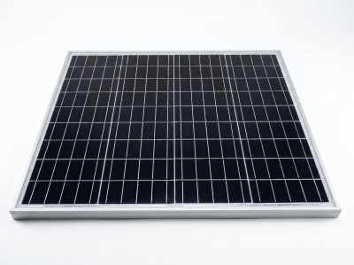 Painel solar preto com estrutura prateada