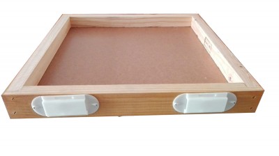 Estrutura quadrada em madeira com fundo MDF e pegas brancas