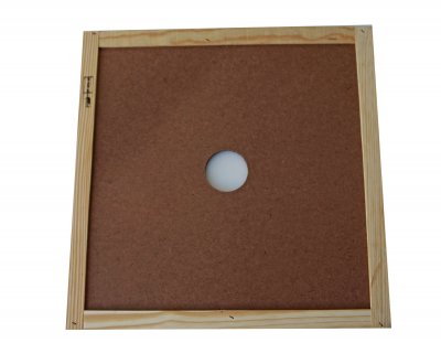 Quadro com moldura de madeira e painel traseiro castanho com orifício circular ao centro