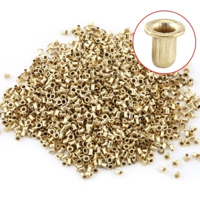 Ilhós de metal dourado em grande quantidade com um ilhós destacado