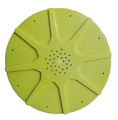 Disco plástico verde com furos e relevos circulares